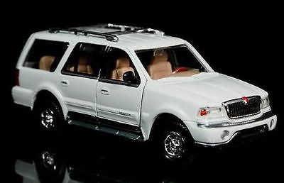 1998 Lincoln Navigator MOTORMAX Diecast 124 Scale   White