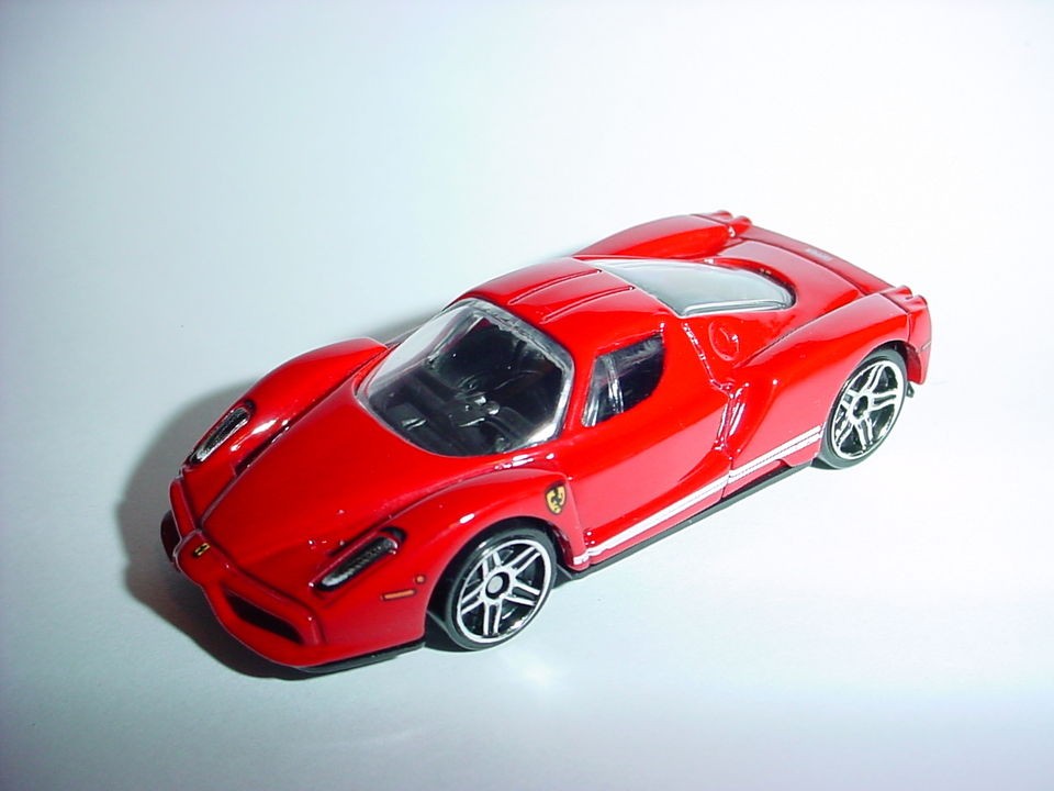 CLASSIC RED FERRARI ENZO OFFICIAL DIECAST METAL REPLICA 1/64 hotwheels 