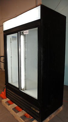 HEAVY DUTY COMMERCIAL BEVERAGE AIR 2 DOOR LIGHTED REFRIGERATED 