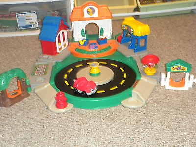 Fisher Price Little People Discovery Village Town