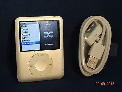 Apple iPod nano 3rd Generation Silver (4 GB)   Works Great