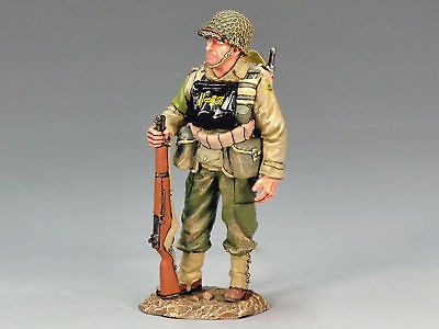 DD127 Standing Rifleman by King & Country