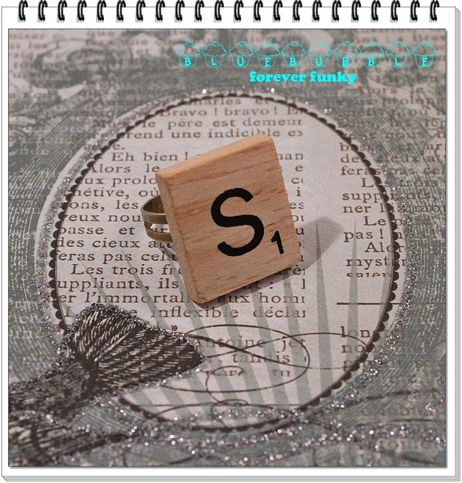   VINTAGE SCRABBLE STYLE BRASS RING CUTE KITSCH INITIAL LETTER BOHO