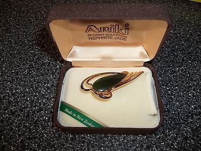 ARIKI 22 CARAT GOLD PLATE NEPHRITE JADE PIN IN ORIGINAL BOX VINTAGE ?