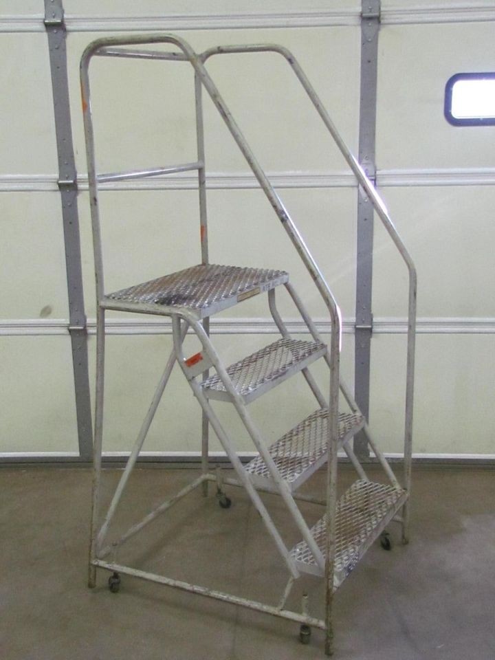 Berg 4 Step Rolling Safety Ladder 30 Wide 39 High Works Rolls Like 