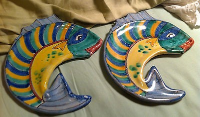 VINTAGE SET OF 2   ITALIAN MAJOLICA   FISH PLATES / FISH SHAPED 