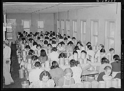 Mexican women pecan shellers at work. Union plant. San Antonio,Texas