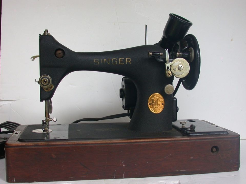 VINTAGE SINGER SEWING MACH ORIGINAL WOOD CASE MODEL 128 FEBRU 1942