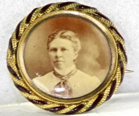 VICTORIAN ANTIQUE ENAMEL PICTURE PHOTO MOURNING PIN