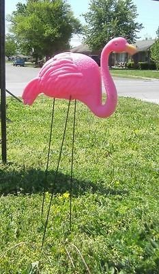 PLASTIC PINK FLAMINGO BIRD YARD LAWN ORNAMENT DECORATION + POLES BIRD 