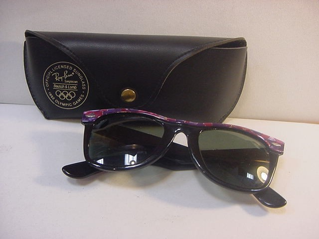 VINTAGE B&L RAY BAN WAYFARER PURPLE SUNGLASSES WITH CASE