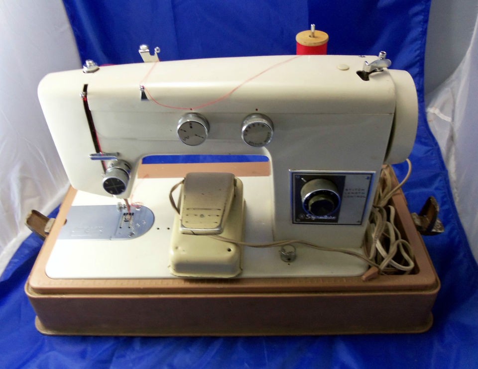 VINTAGE SIGNATURE SEWING MACHINE+CLIP ON CARRYING CASE
