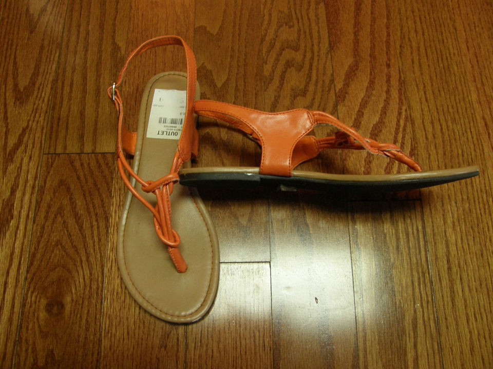 2446 CUTE COCONUTS ORANGE T STRAP SANDALS SIZE 8.