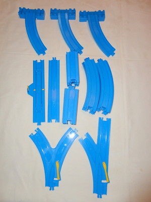 THOMAS TRAIN TRACK   BLUE MOTORIZED   LOT OF 25 **STRAIGHT*CUR​VED 