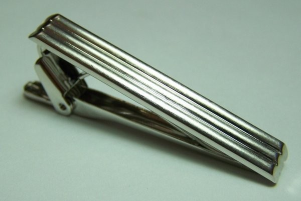 GEOFFREY BEENE Mens Tie Clip Silver Ribbed NEW