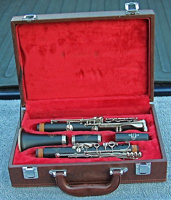 Buffet E11 Intermediate Wood Clarinet   Made in France   Near MINT in 