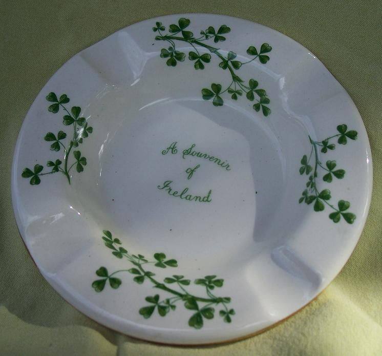 SOUVENIER OF IRELAND ASHTRAY / WHITE & GREEN SHAMROCKS / IRELAND 