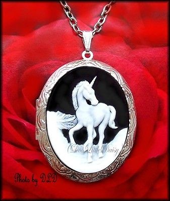   UNICORN CAMEO Silvertone Costume Jewelry LOCKET/PENDANT​/NECKLACE