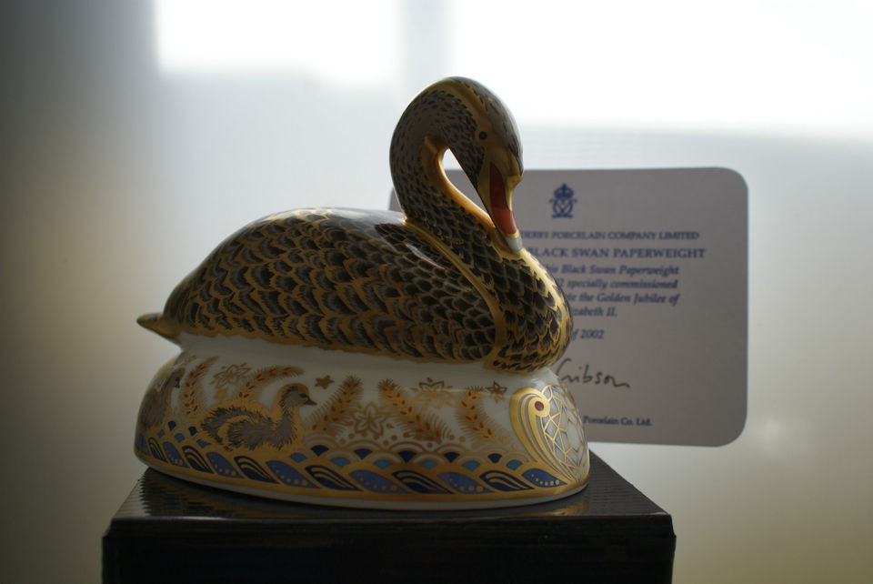   JUBILEE BLACK SWAN ROYAL CROWN DERBY PAPERWEIGHT MIB CERTIFICATE