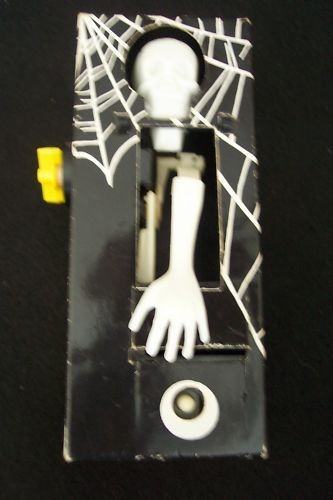 VINTAGE 1989 BEETLEJUICE CLOCKWORK COFFIN BANK