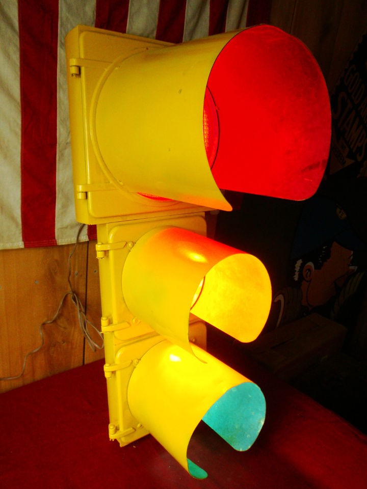 AUTHENTIC BIG EAGLE WORKING STREET TRAFFIC LIGHT, GLASS LENSES BIN