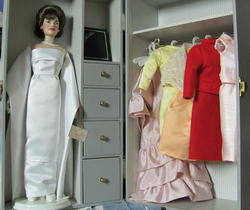 Jackie Kennedy Waredrobe Trunk, Doll, Outfits, Gloves, Hats, Purses 