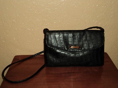 womans black handbag 3 pockets inside no name brand