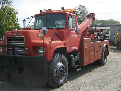 1988 mack 30 ton wrecker  20000 00