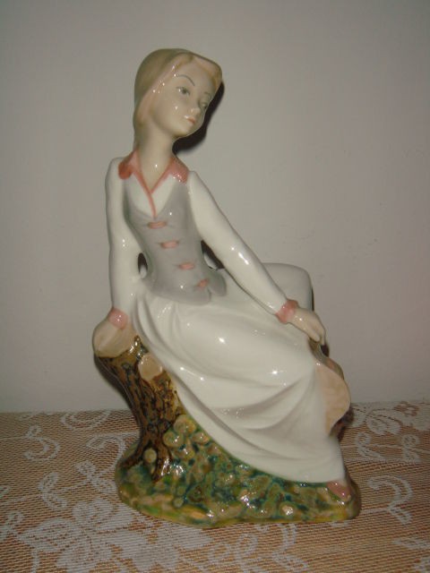   TENGRA HAND MADE SPAIN VALENCIA PORCELAIN SITTING GIRL w/HAT FIGURINE