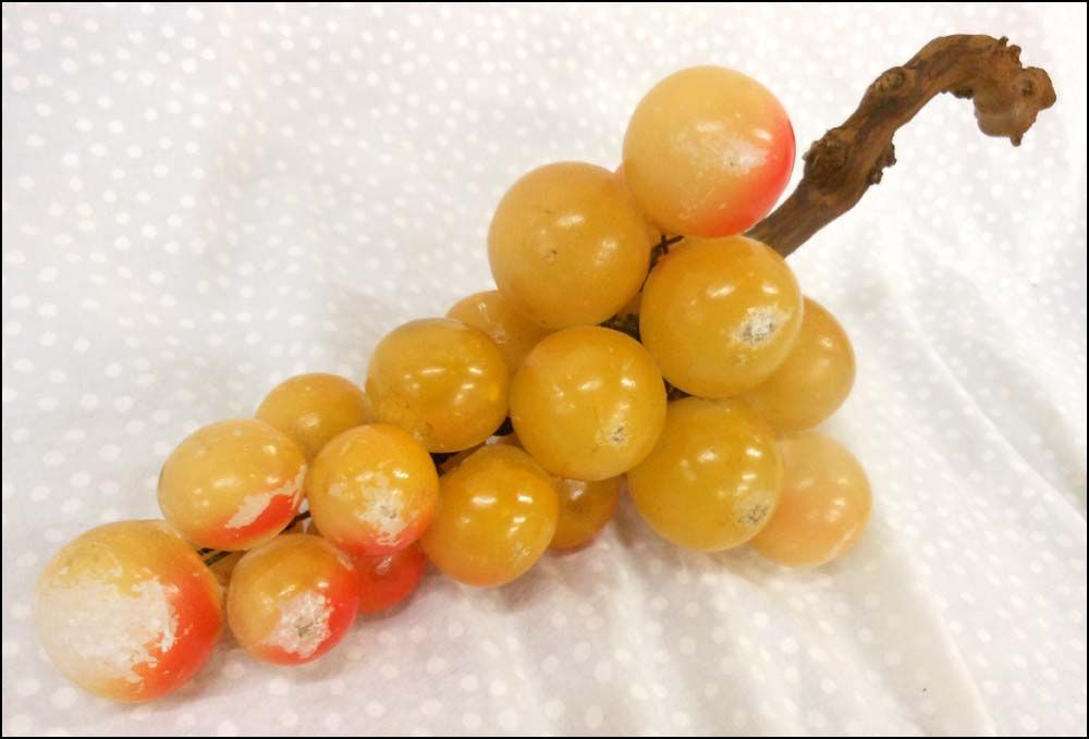 This is great set of Painted Alabaster Grapes . Carved to graduating 