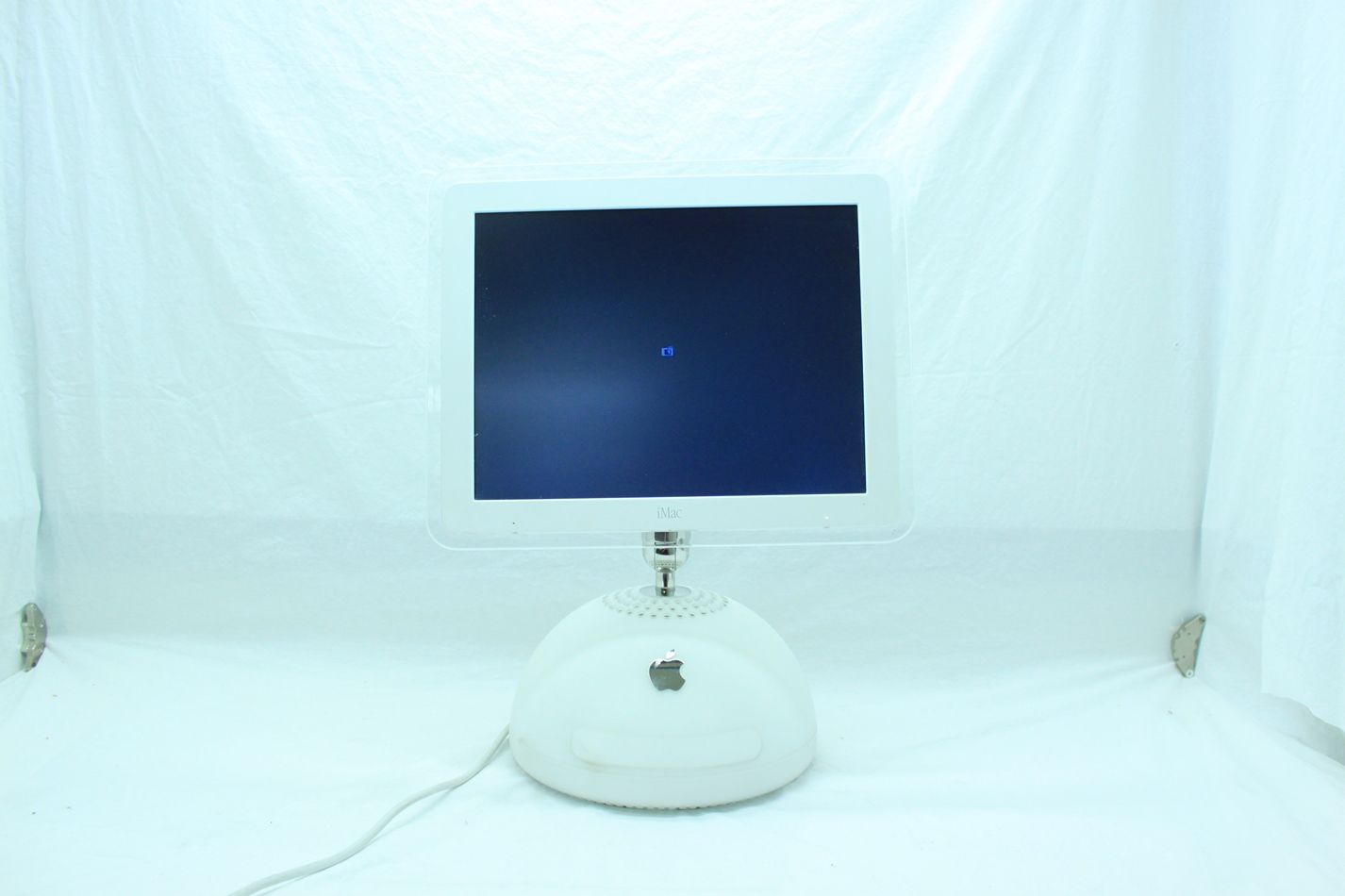 Apple iMac G4 M6498 15 All in One Desktop 800MHz 60GB 768MB for Parts 