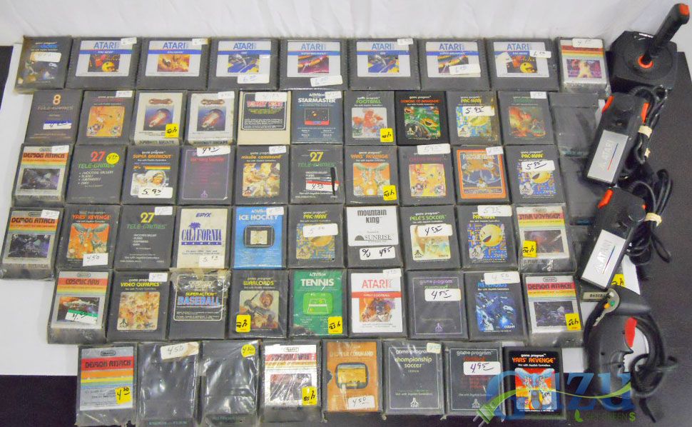   VIDEO GAMES CARTRIDGES LOT FOR ATARI 2600 & Atari 5200 + 4 Joysticks