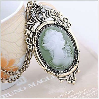 Vintage Retro Carve Pattern Queen Pendant Necklace Long Chain Women 