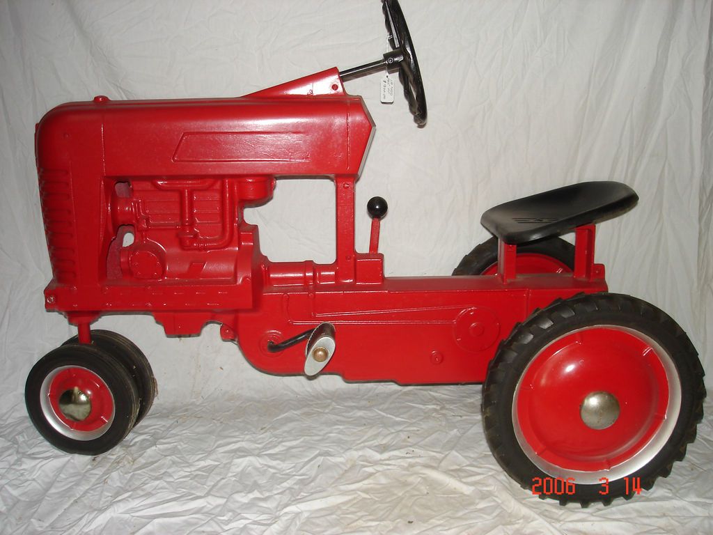 ESKA 1955 INTERNATIONAL MODEL 400 TRICYCLE PEDAL TRACTOR PT117