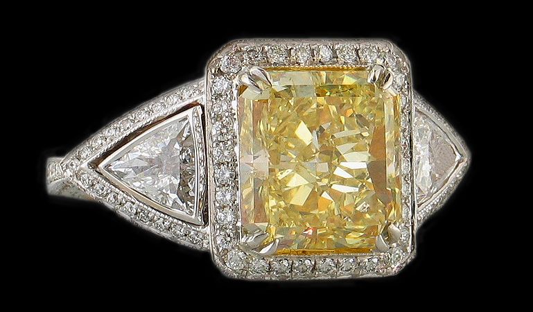 Yellow Canary Fancy Diamond Ring 4 25 cts White Gold