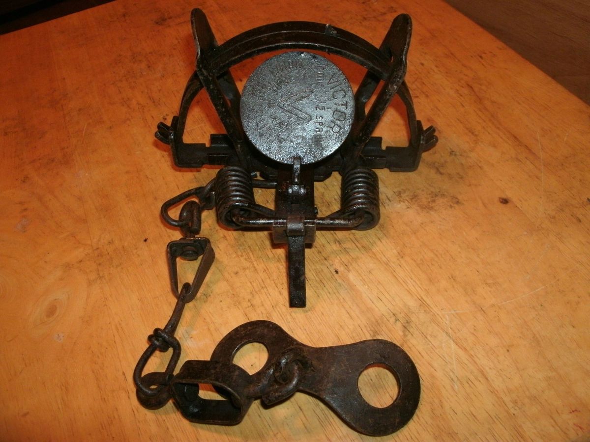 VINTAGE ONEIDA VICTOR ANIMAL TRAP CO NO 1 1 2 COIL SPRING TRAP