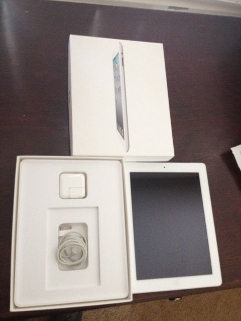 Apple iPad 2 32GB Wi Fi 3G Verizon 9 7in Aluminum MC986LL A