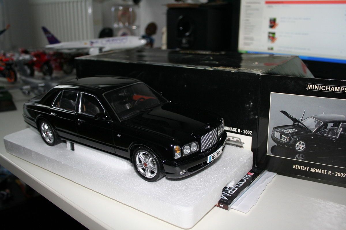 18 Minichamps Bentley Arnage R 2002 Schwarz Black