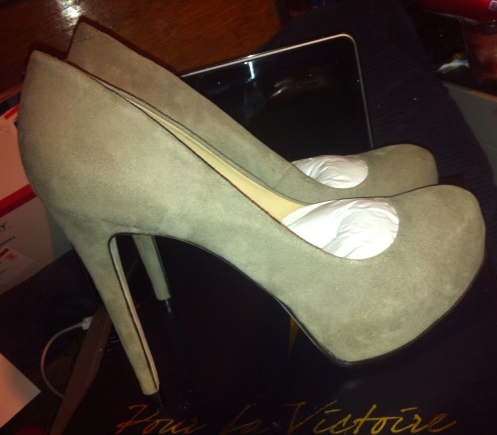 275 BRAND NEW Pour La Victoire Gray Suede Pumps Heels  Sz 9 5 