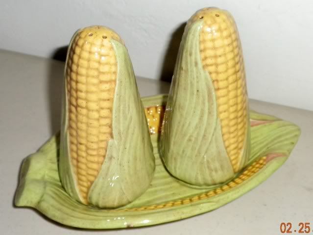 nice corn shakers on original tray shakers are in excellent