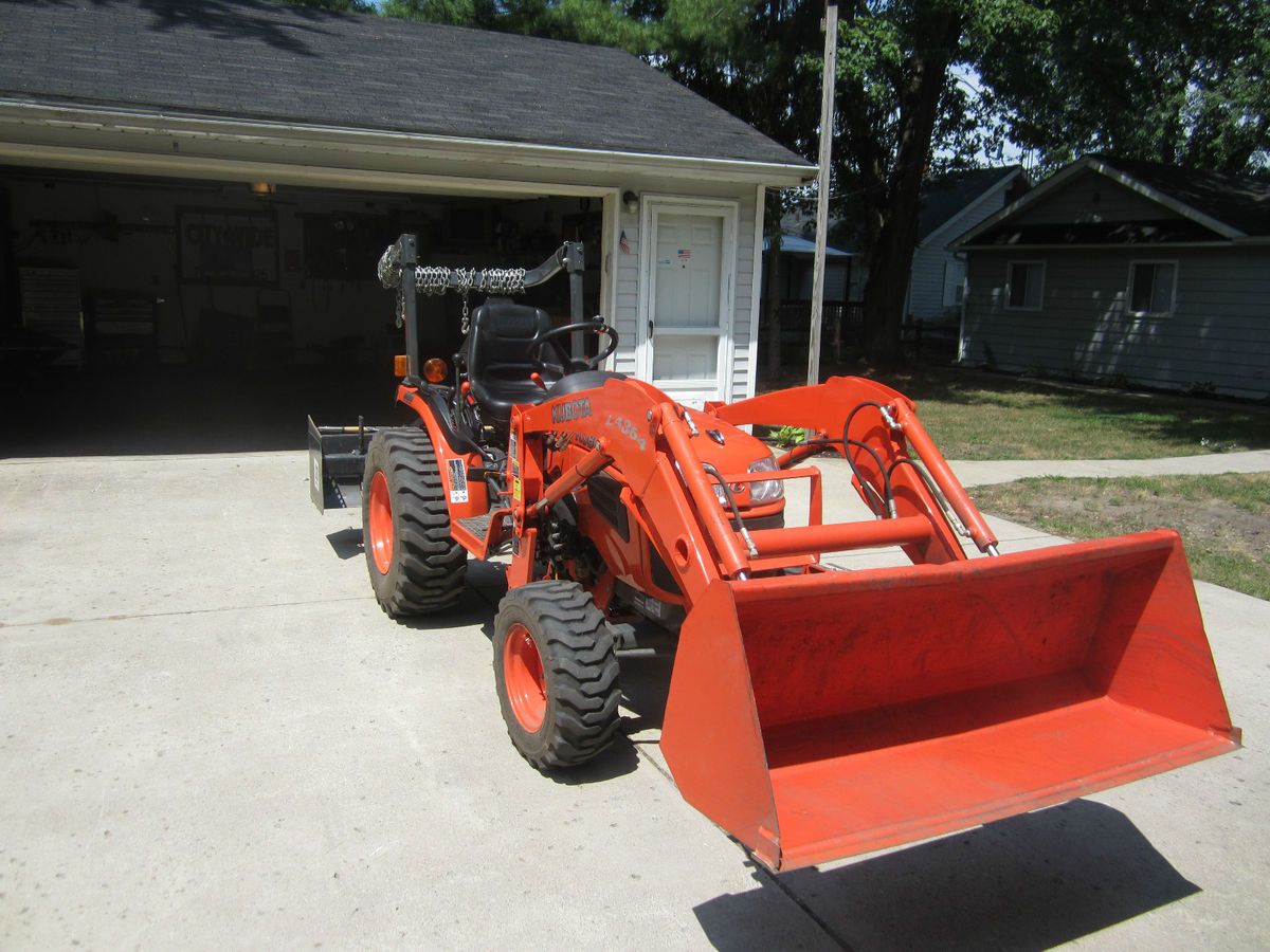 Kubota Compact Tractor w Loader 4x4 and Implements