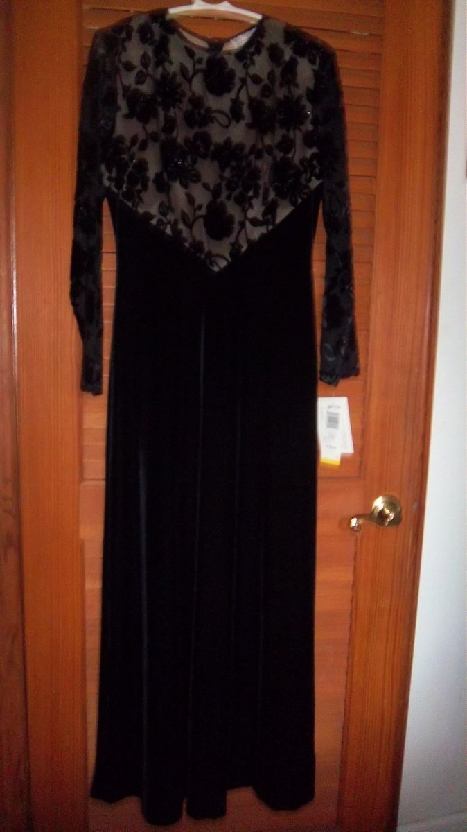 Jeffrey and Dara Black Velvet Evening Gown Size 6