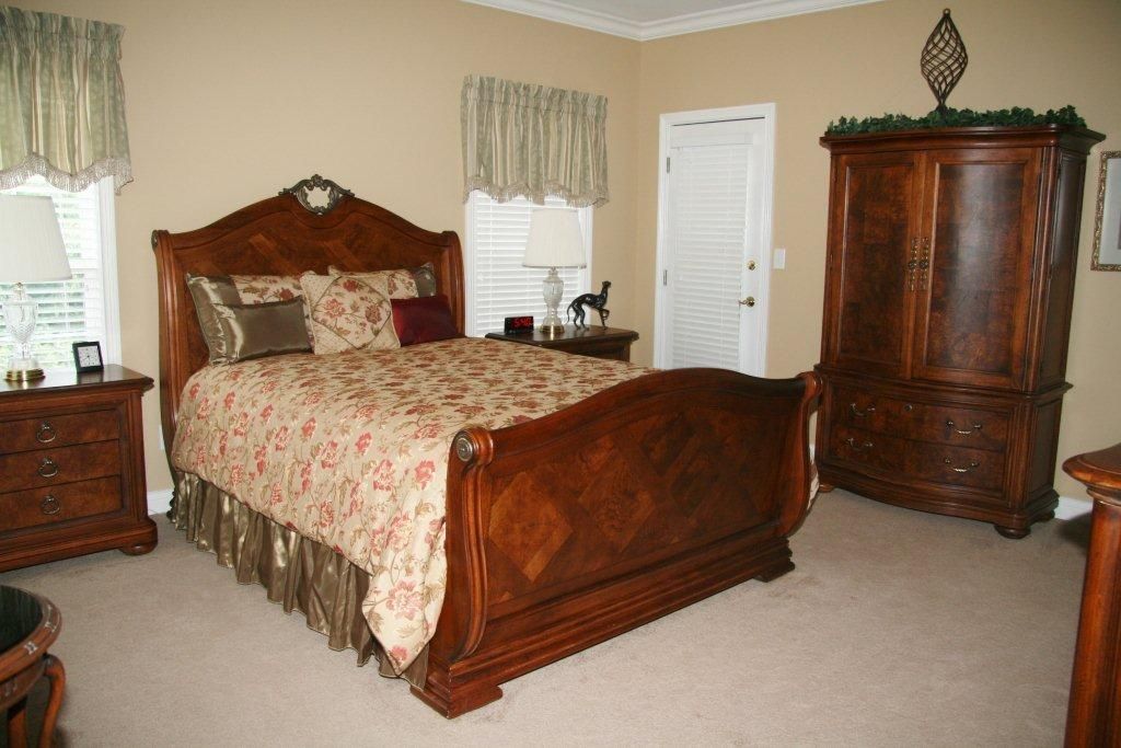 Thomasville British Gentry Bedroom Sealy Mattress Set