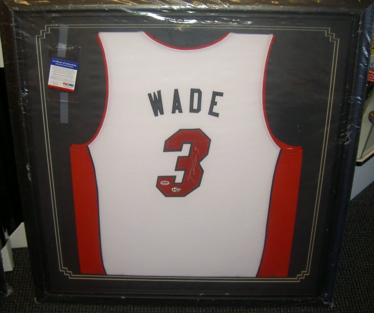 DWYANE WADE AUTOGRAPHED SIGNED FRAMED JERSEY MIAMI HEAT 