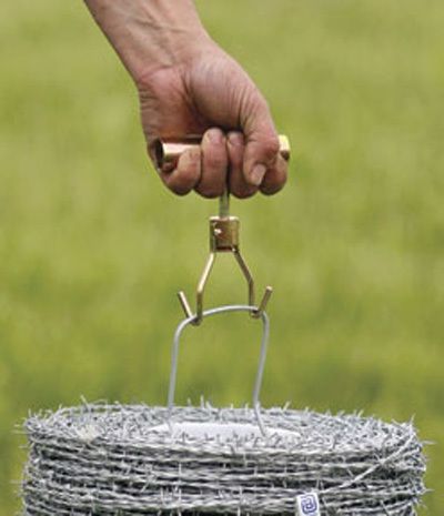 Easy Fence Tool Unroll Barbed Barb Gaucho Tensile Wire Fast by Hand or