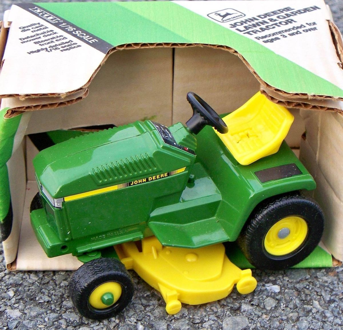  Ertl JOHN DEERE Lawn & Garden 200 Tractor w/Mower Deck 116 Farm #5591