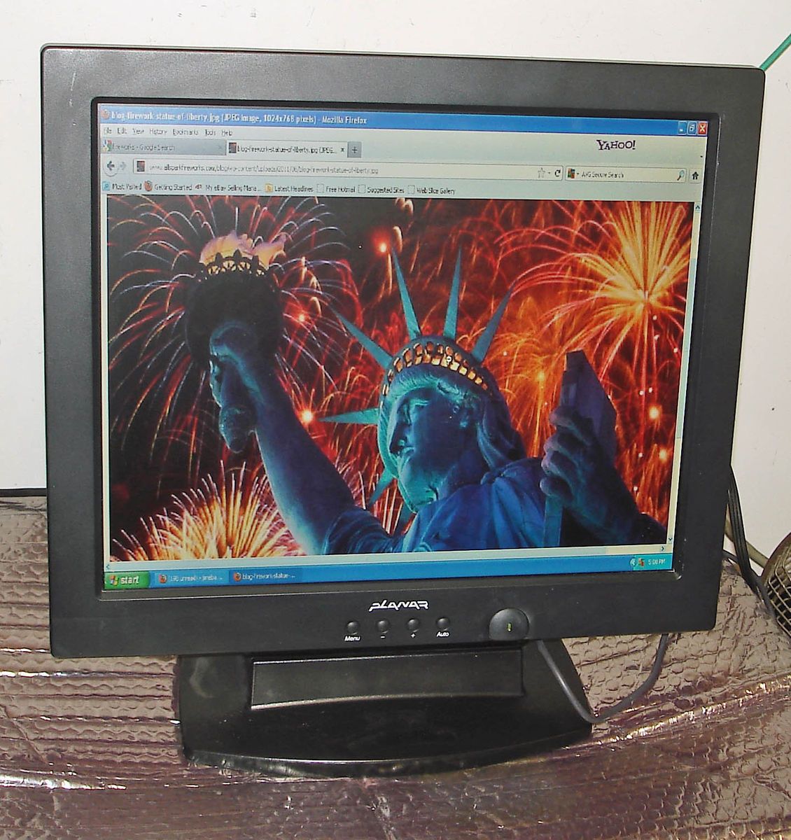 Planar PL1700 BK 17 LCD Flat Panel Computer Monitor VGA w Video Cable