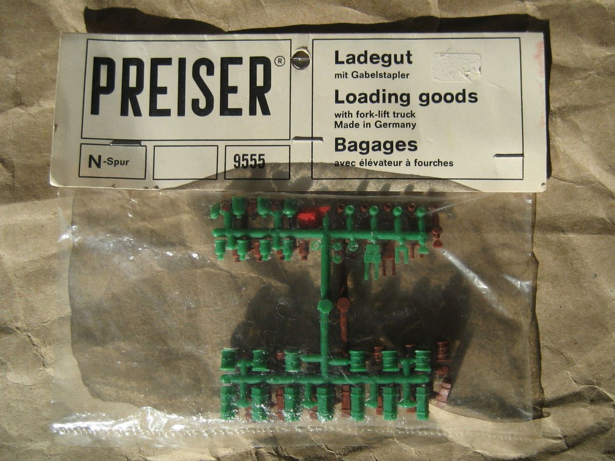 New Loading Goods Fork Lifts Retired by Preiser N Scale Mayhayred