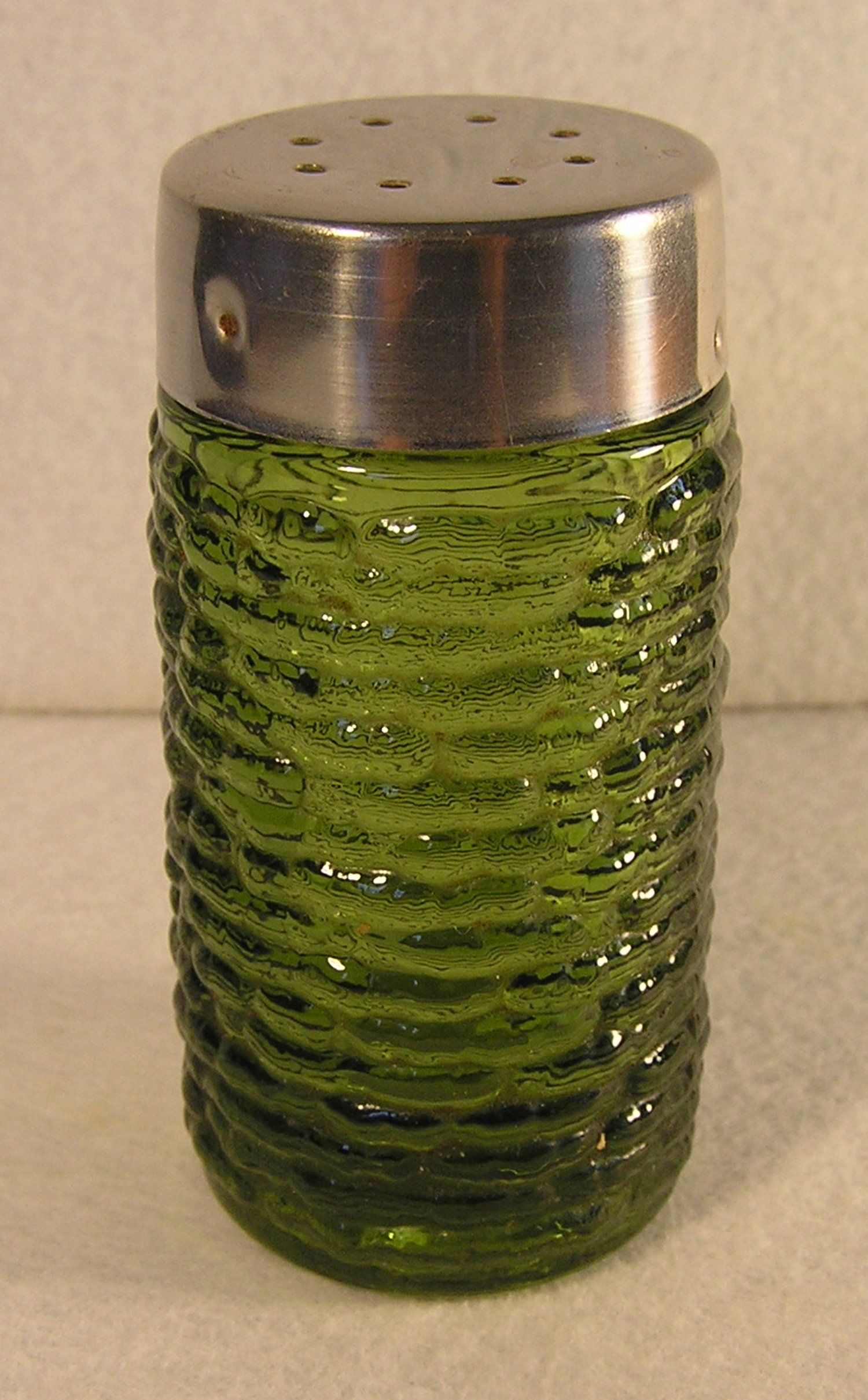 up for bid 3 lovely anchor hocking soreno green shaker it measures 3 1