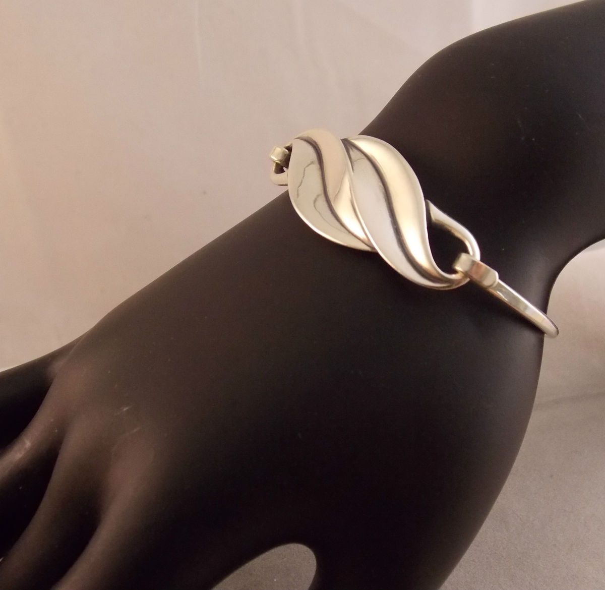 James Avery Sterling Silver Hook Bracelet Bangle Leaf 671